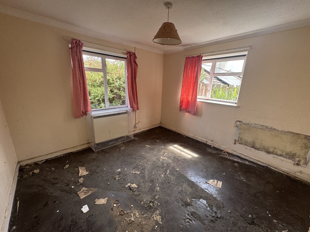 Lot: 118 - 	SEMI-DETACHED BUNGALOW FOR IMPROVEMENT - Bedroom